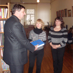 Чернівецькі народники подарували бібліотеці книги